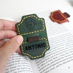 Henkilökohtainen Comic Style Character Nahka kirjanmerkki Clip kynänpidikkeellä ja nimi Päivittäinen käyttö Toimistolahja ystäville Bookwormille