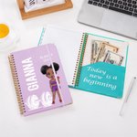 Personalisierte Cartoon Fitness-Charakter Name 2026 Planer Spiral A5 Notebook mit wöchentlichen monatlichen Planer Seiten neues Jahr Geburtstag Geschenk für Frauen Mädchen