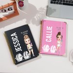 Personalisierte Cartoon Fitness-Charakter Name 2026 Planer Spiral A5 Notebook mit wöchentlichen monatlichen Planer Seiten neues Jahr Geburtstag Geschenk für Frauen Mädchen