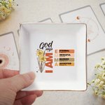 Gepersonaliseerd God zegt Bijbelvers Geboortebloem vierkant keramisch sieradenschaaltje met naam Doopsel Verjaardag Kerstcadeau voor vrouwen Christenen