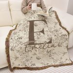 Personlig blomma Toile De Jouy mjuk pläd med fransar och namn och initialer för heminredning födelsedagspresent till familj och vänner