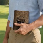 Henkilökohtainen PU Nahka Golf tuloskortin haltija alkuperäisellä ja nimellä Kilpailu Harjoittelutarvikkeet Syntymäpäivä Pelipäivä Lahja miehelle Golf Loverille