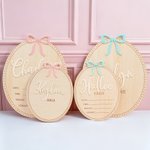 Gepersonaliseerde Coquette Strik Houten Ovale Babyaankondiging Teken met Naam en Geboorte Stats Baby Shower Gift voor Pasgeborenen Aanstaande Ouders