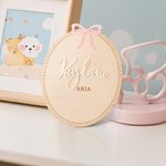 Gepersonaliseerde Coquette Strik Houten Ovale Babyaankondiging Teken met Naam en Geboorte Stats Baby Shower Gift voor Pasgeborenen Aanstaande Ouders