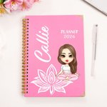 Personalisierte Cartoon Yoga Girl A5 Spiral Journal Notebook 2026 wöchentliche monatliche Planer mit Namen Neujahr Geburtstag Geschenk für Frauen