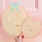 Gepersonaliseerde Coquette Strik Houten Ovale Babyaankondiging Teken met Naam en Geboorte Stats Baby Shower Gift voor Pasgeborenen Aanstaande Ouders