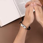 Henkilökohtainen Vintage Cross Nahkaranneke kaiverrettu teksti uskonnollinen korut syntymäpäivä vuosipäivä lahja miehille