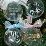 Eras Tour pour bracelets d'amitié Ornement de boule en plastique transparent avec nom de ville et date Décoration de l'arbre de Noël Cadeau pour les Swifites