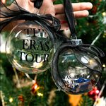 Eras Tour pour bracelets d'amitié Ornement de boule en plastique transparent avec nom de ville et date Décoration de l'arbre de Noël Cadeau pour les Swifites