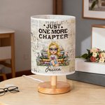 Personalizada de estilo retro de dibujos animados personaje de lectura de lino Lámpara de mesa de tela con nombre Cumpleaños Regalo de Navidad para la familia amantes de la lectura