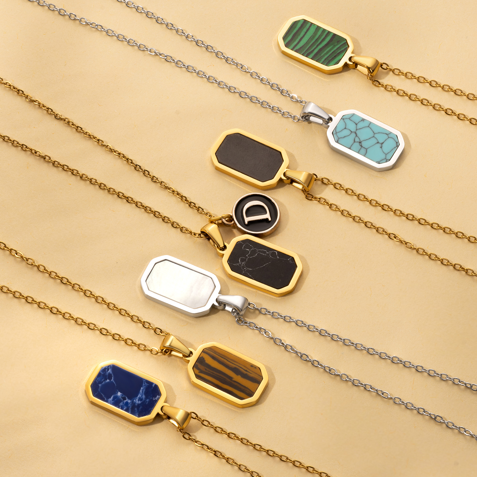 Collier Minimaliste Personnalisé en pierre d'Agate carrée avec initiale Cadeau d'Anniversaire pour Femme