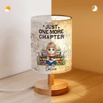 Personalizada de estilo retro de dibujos animados personaje de lectura de lino Lámpara de mesa de tela con nombre Cumpleaños Regalo de Navidad para la familia amantes de la lectura