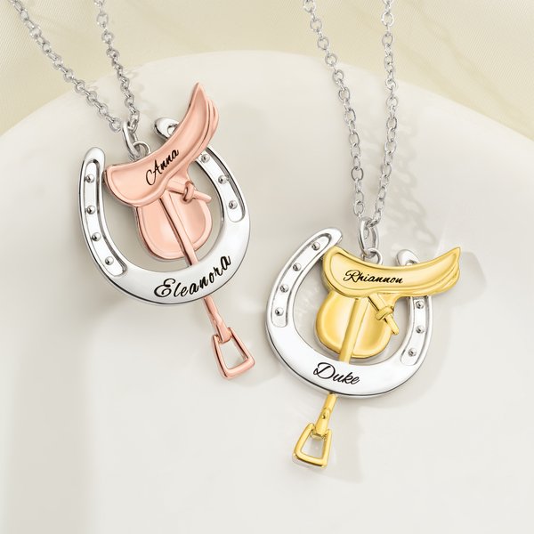 Collier de protection de selle en fer à cheval personnalisé avec nom Bijoux délicats Cadeau d'anniversaire Cadeau de Noël pour les propriétaires de chevaux Lovers