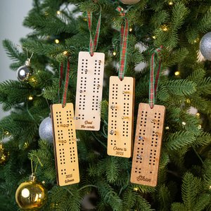 Personalisierte Holzband Cribbage Board Ornament mit eingraviertem Text Weihnachtsgeschenk für Cribbage Lover Familie Paar