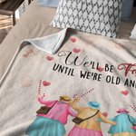 Personnalisé We'll Be Friends until We're Old and Senile Soft Throw Blanket with 2-6 Names Home Decor Birthday Gift for Sisters Besties (Nous serons amis jusqu'à ce que nous soyons vieux et séniles)