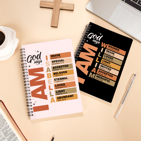 Taccuino a spirale personalizzato God Says Bible Verse A5 con nome e 120 pagine foderate Regalo di Natale per la famiglia e gli amici cristiani