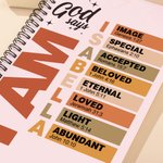 Taccuino a spirale personalizzato God Says Bible Verse A5 con nome e 120 pagine foderate Regalo di Natale per la famiglia e gli amici cristiani