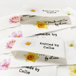Etiquettes de couture pour fleurs de naissance personnalisées Lot de 10 pour vêtements Cadeau d'anniversaire pour les amateurs de tricot et de bricolage