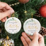 Personalisierte Unser erstes Weihnachten als Herr und Frau Keramik Ornament mit Namen und Jahr Weihnachtsgeschenk für Paare