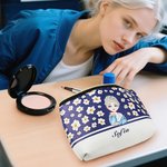 Borsa da trucco portatile personalizzata con nome fiore di nascita e ragazza in stile cartone animato regalo di compleanno e anniversario per donne