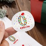 Gepersonaliseerde Waterdichte Kerststickers met Kerstmanmuts Initiaal Naam en Kleurrijk Vuurwerk Ontwerp Feestelijk Kerstcadeau voor Kinderen