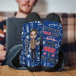 Calcetines a media pierna personalizados con el nombre de un personaje de dibujos animados multicolor Regalo de cumpleaños del Día de la Enfermera para el personal médico de enfermería
