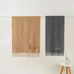 Personlig mjuk halsduk med födelsedagsblommor och namn broderade perfekt present för par och familj till födelsedag jul eller fest