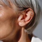 Orecchini personalizzati con pietra di parto Singolo orecchino Dainty Gioielli Compleanno Anniversario Regalo per le donne