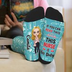 Calcetines a media pierna personalizados con el nombre de un personaje de dibujos animados multicolor Regalo de cumpleaños del Día de la Enfermera para el personal médico de enfermería