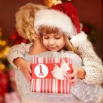 Gepersonaliseerde Waterdichte Kerststickers met Kerstmanmuts Initiaal Naam en Kleurrijk Vuurwerk Ontwerp Feestelijk Kerstcadeau voor Kinderen