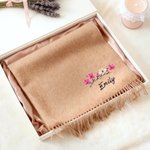 Sciarpa personalizzata colorata ricamata floreale, morbida e calda con nappe e nome, regalo di compleanno per le donne.