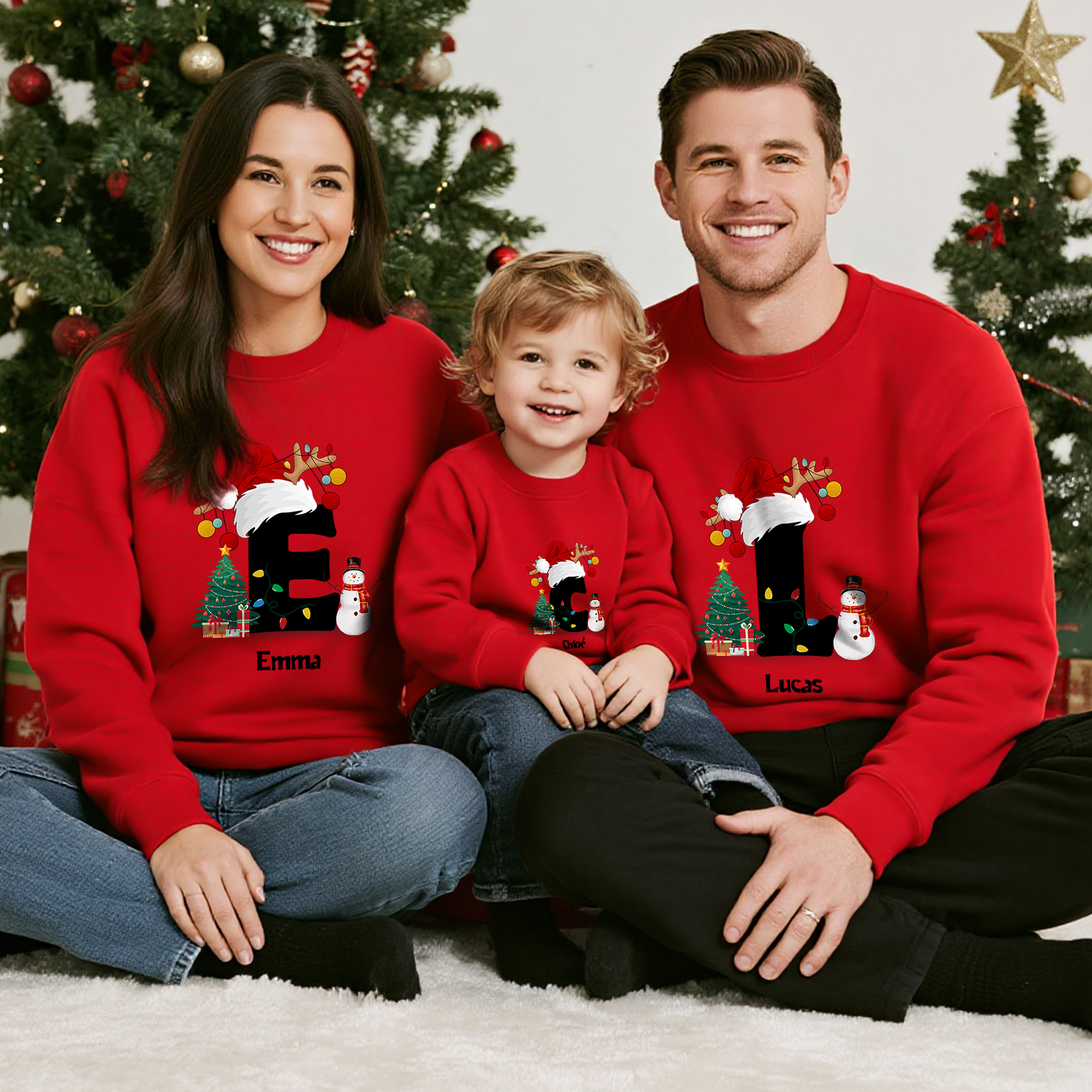 Sweat-shirt à Capuche Multicolore Personnalisé avec Motif Sapins Bonhommes de Neige Initiale et Nom Cadeau Noël pour Famille et Amis
