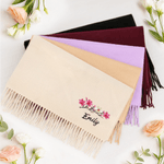 Sciarpa personalizzata colorata ricamata floreale, morbida e calda con nappe e nome, regalo di compleanno per le donne.