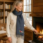 Sciarpa personalizzata colorata ricamata floreale, morbida e calda con nappe e nome, regalo di compleanno per le donne.