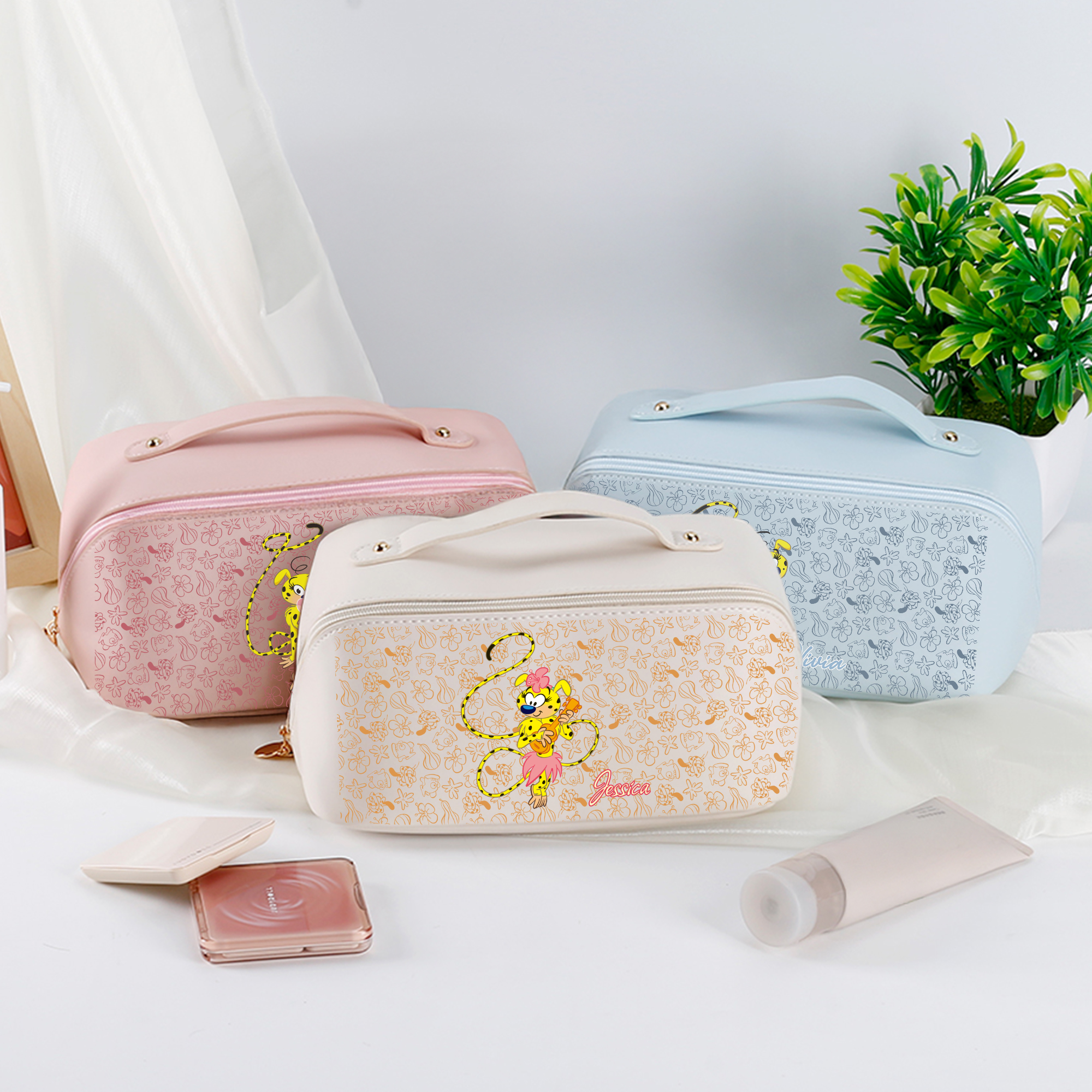 Sac de maquillage en cuir PU à ouverture large avec nom Cadeau d'anniversaire pour fille Callie × Marsupilami®.