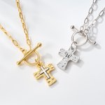 Collier personnalisé en forme de croix à motif de marteau avec initiale Bijoux délicats Baptême Prière Journée Cadeau religieux pour femmes Chrétiennes