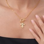Collier personnalisé en forme de croix à motif de marteau avec initiale Bijoux délicats Baptême Prière Journée Cadeau religieux pour femmes Chrétiennes