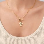 Collier personnalisé en forme de croix à motif de marteau avec initiale Bijoux délicats Baptême Prière Journée Cadeau religieux pour femmes Chrétiennes