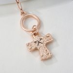 Collier personnalisé en forme de croix à motif de marteau avec initiale Bijoux délicats Baptême Prière Journée Cadeau religieux pour femmes Chrétiennes