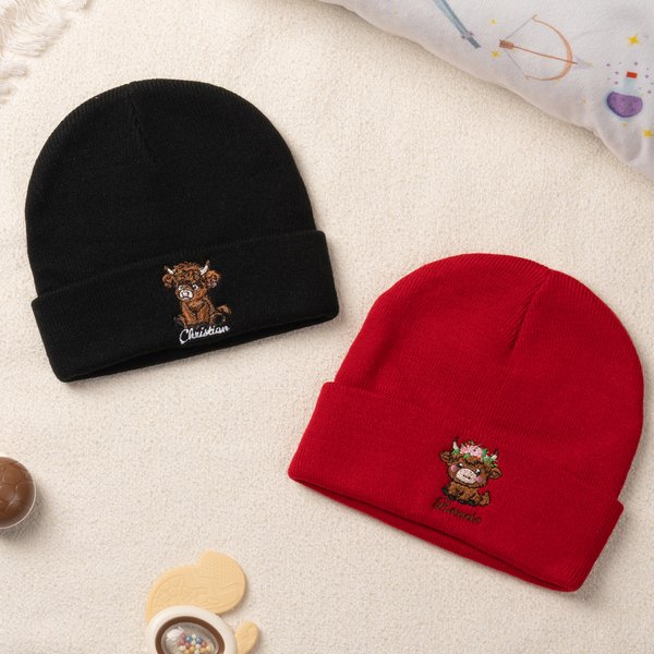 Modello personalizzato di mucca Highland con nome ricamato Morbido cappello a maglia Beanie Accessorio invernale Regalo di compleanno per il bambino amante delle mucche Highland