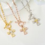 Collier personnalisé en forme de croix à motif de marteau avec initiale Bijoux délicats Baptême Prière Journée Cadeau religieux pour femmes Chrétiennes