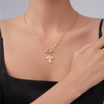 Collier personnalisé en forme de croix à motif de marteau avec initiale Bijoux délicats Baptême Prière Journée Cadeau religieux pour femmes Chrétiennes