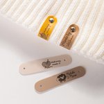 Etichette di testo personalizzate fatte a mano e incise in pelle all'uncinetto con rivetti Set di 10 accessori per maglieria Regalo per gli amanti del cucito e della maglia fai da te