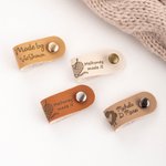 Etichette di testo personalizzate fatte a mano e incise in pelle all'uncinetto con rivetti Set di 10 accessori per maglieria Regalo per gli amanti del cucito e della maglia fai da te