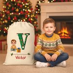 Personlig julklappspåse med söt tecknad karaktär och dragsko med initialer och namn Julklapp till barnfamilj