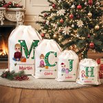 Personlig julklappspåse med söt tecknad karaktär och dragsko med initialer och namn Julklapp till barnfamilj