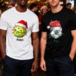 Personalisiertes Mehrfarbiges T-Shirt Sweatshirt Hoodie mit Ballmuster Weihnachtsmütze und Namen Weihnachtsgeschenk für Mannschaft Erwachsene Familie