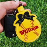 Ricamo personalizzato in pelle PU Softball Baseball Bag Tag Portachiavi con nome e numero Regalo di compleanno della squadra per gli allenatori amanti dello sport