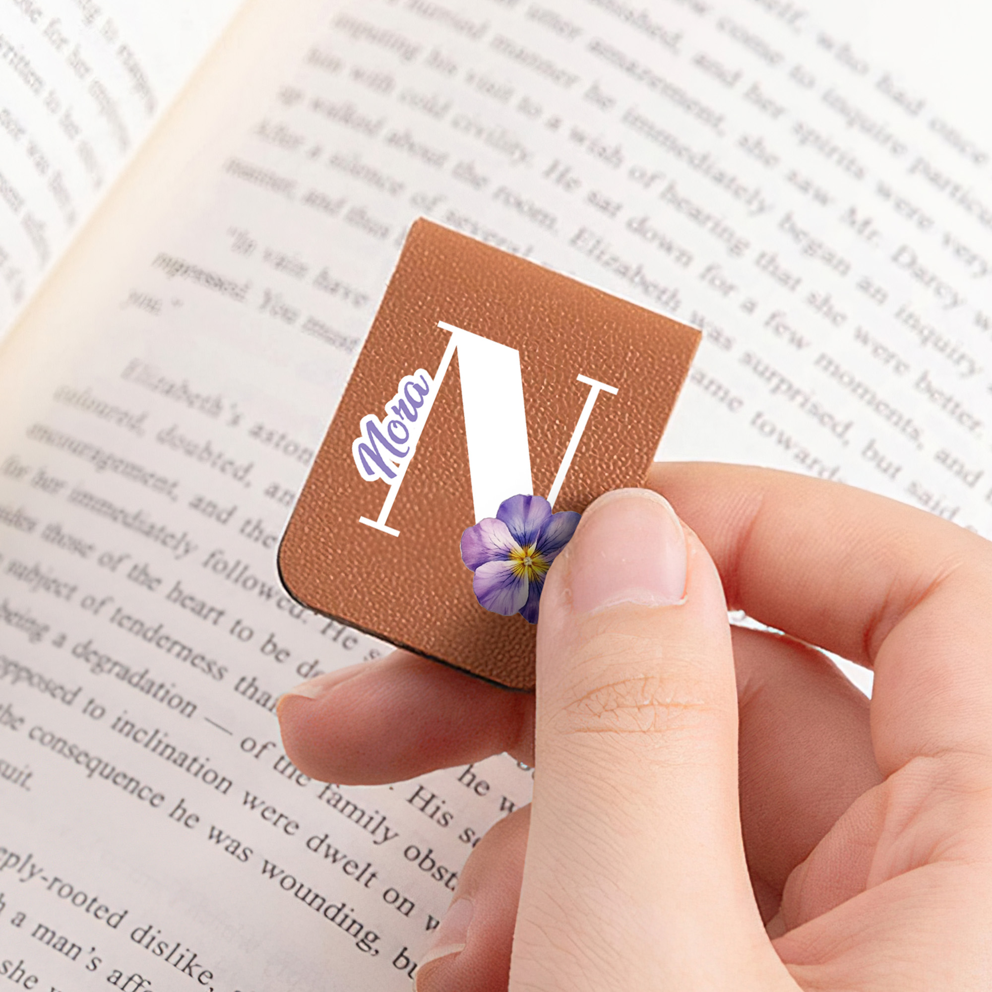 Marque-page Magnétique en Cuir PU Personnalisé avec Fleur de Naissance Nom et Initiale Cadeau d'Anniversaire pour les Amoureux de Lecture