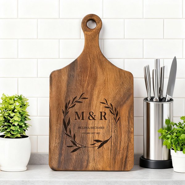 Tabla para cortar embutidos de madera reversible con mango, personalizada y grabada con la inicial del nombre, hecha en EE.UU. Regalo de inauguración de la casa para la familia y los amigos